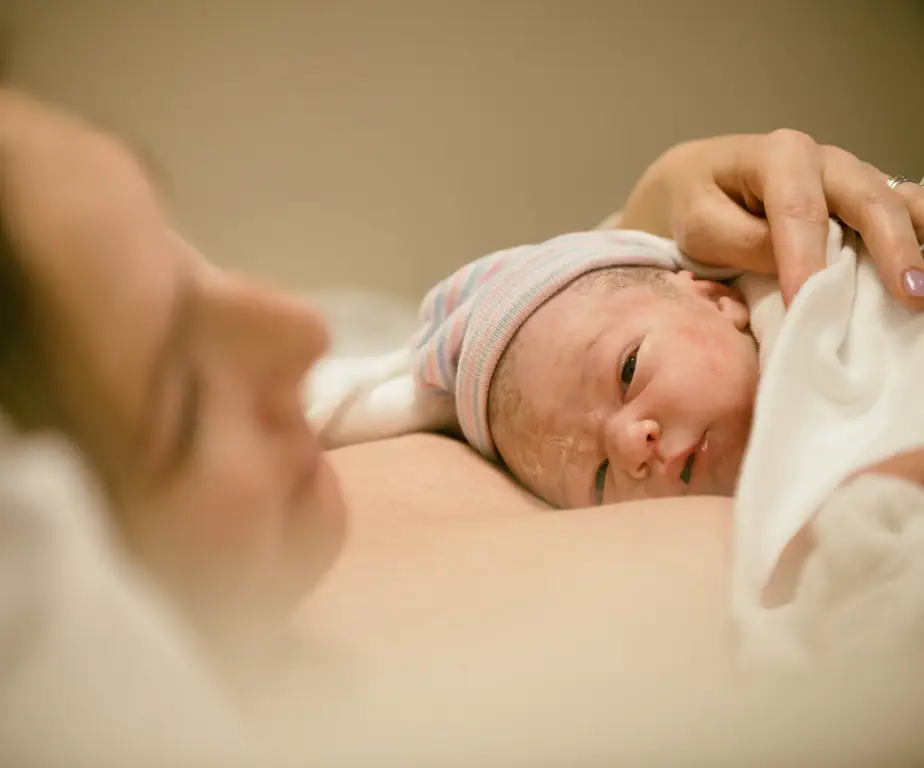 Ibu dan bayi yang bahagia di birthcare center