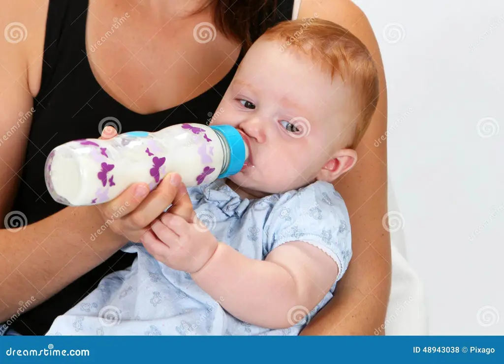 Ibu dan anak minum susu