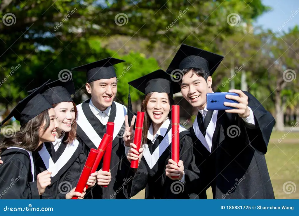 Para siswa yang bahagia sedang berfoto bersama di hari wisuda