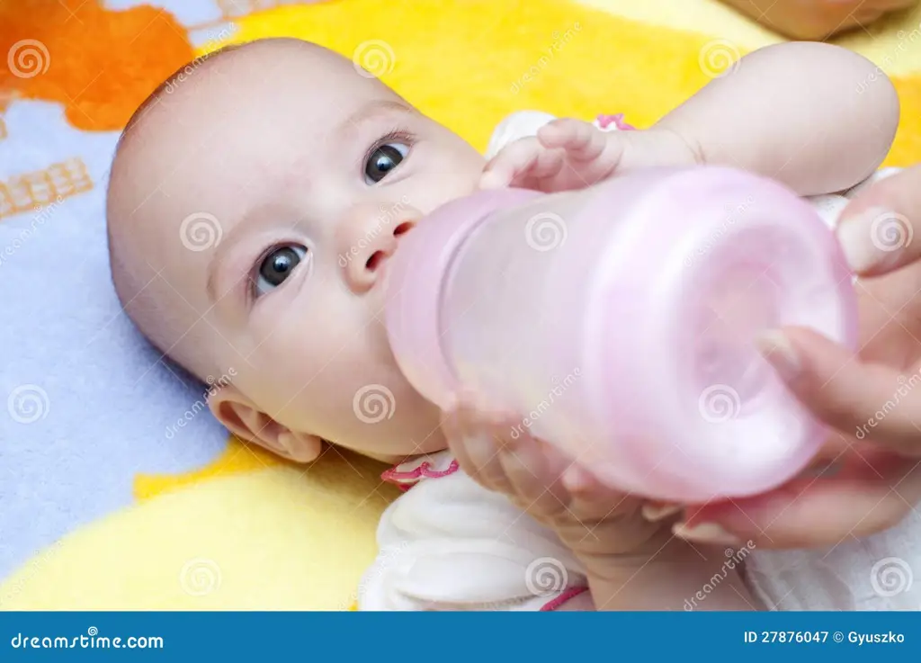 Bayi bahagia minum susu