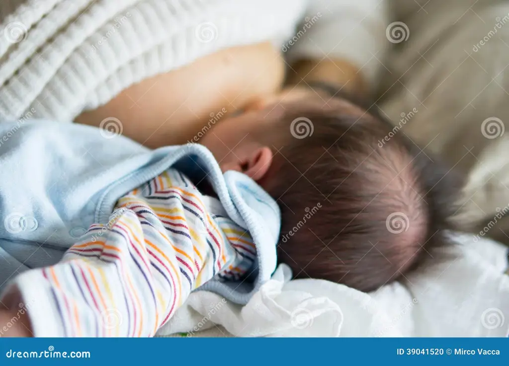 Ibu dan bayi dengan botol susu