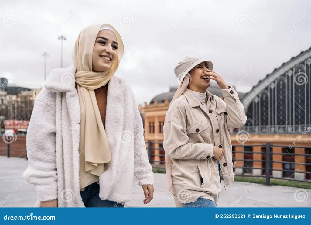 Empat sahabat berhijab tertawa bersama dengan bahagia