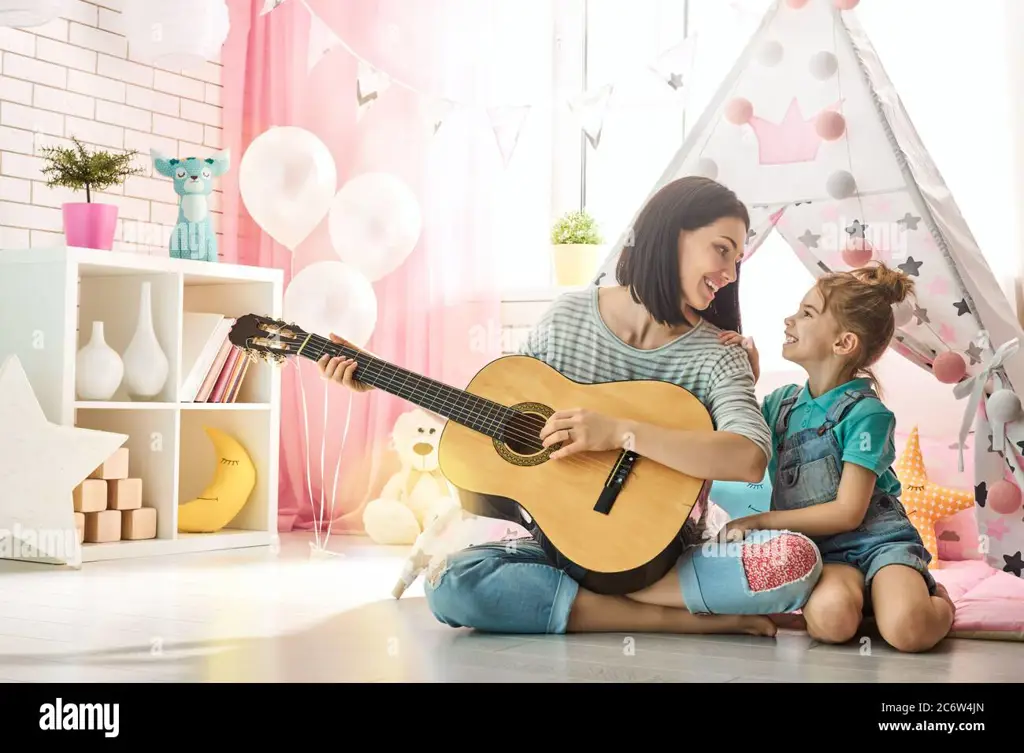 Gambar ibu dan anak bermain gitar bersama