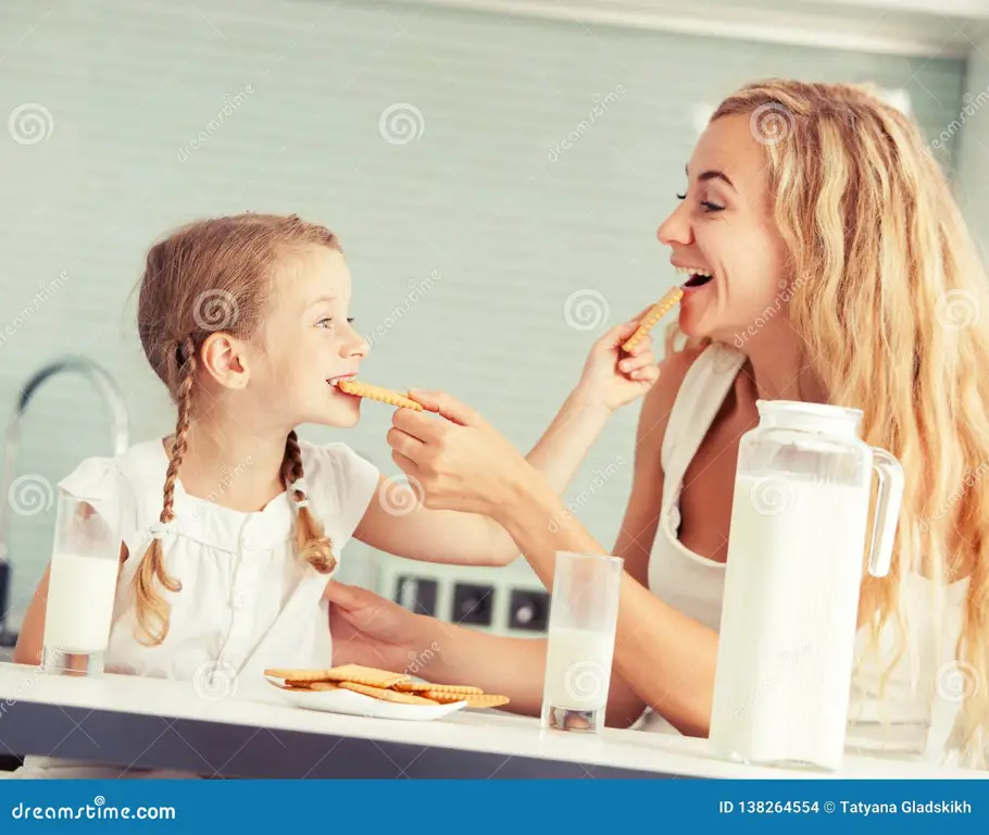 Ibu dan anak minum susu bersama