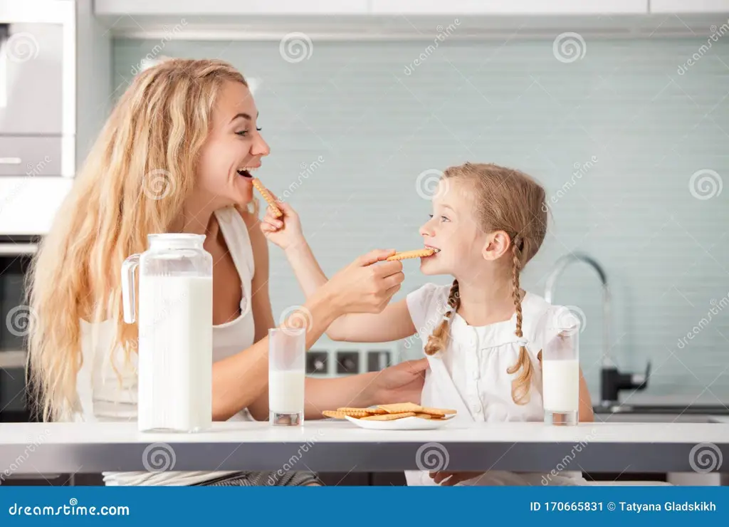 Ibu dan bayi minum susu bersama