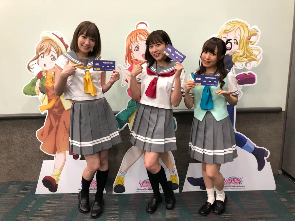 Sara Saijou bersama anggota Aqours lainnya