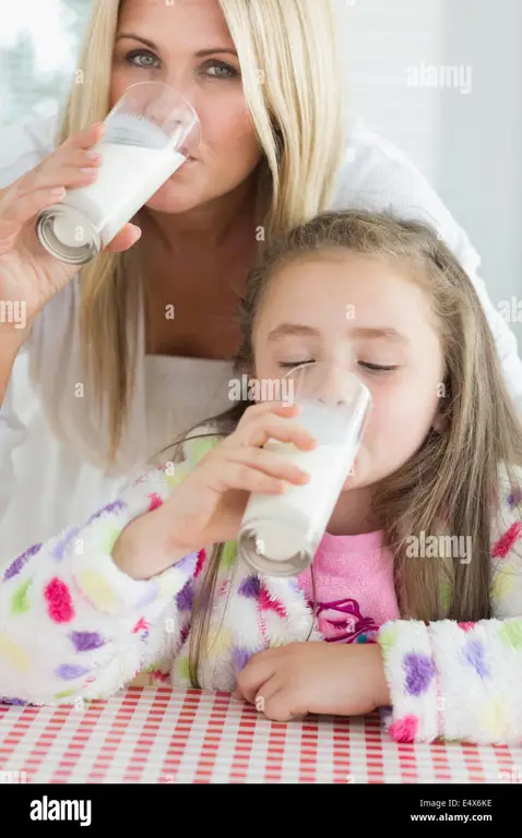 Ibu dan anak minum susu bersama-sama