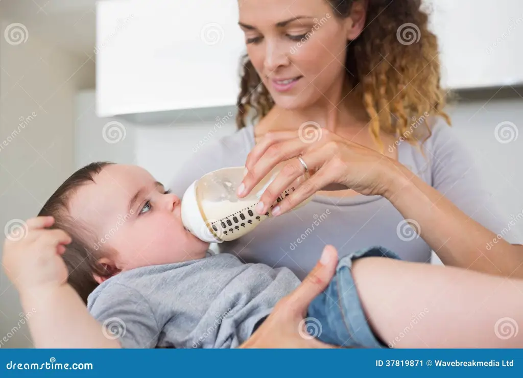 Ibu dan anak minum susu bersama