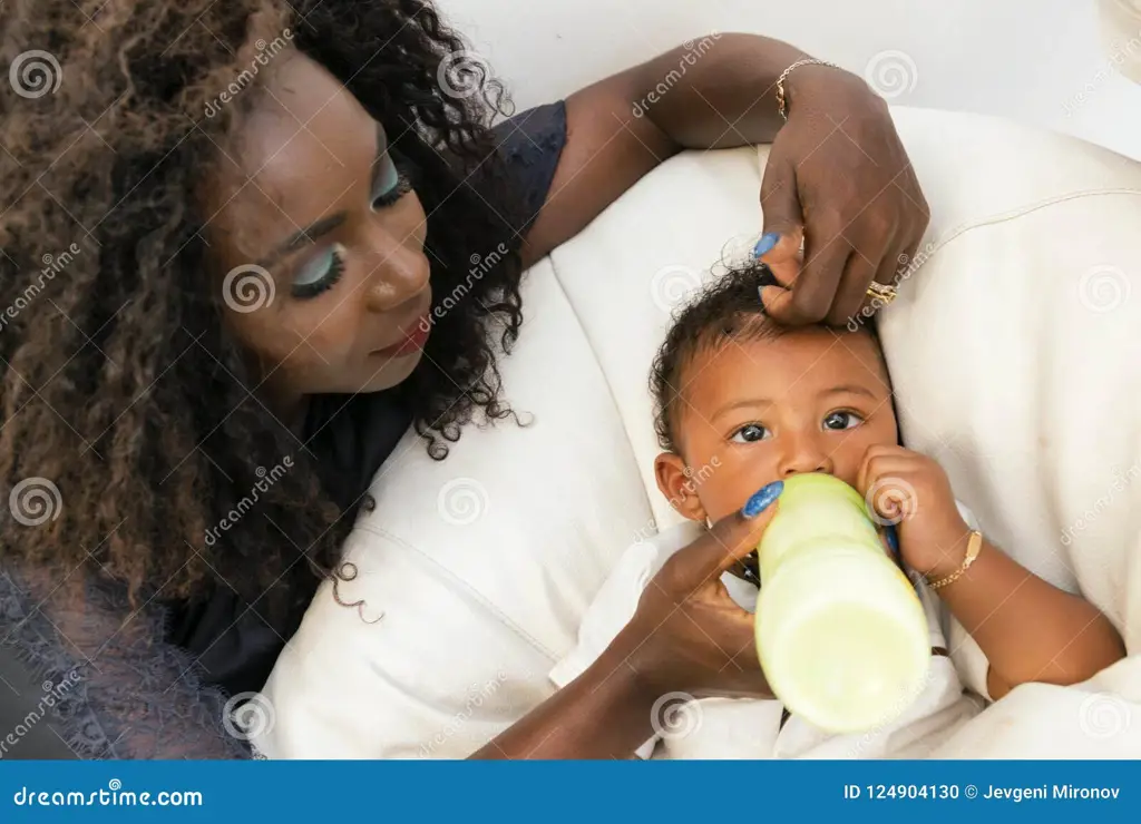 Ibu dan anak dengan susu