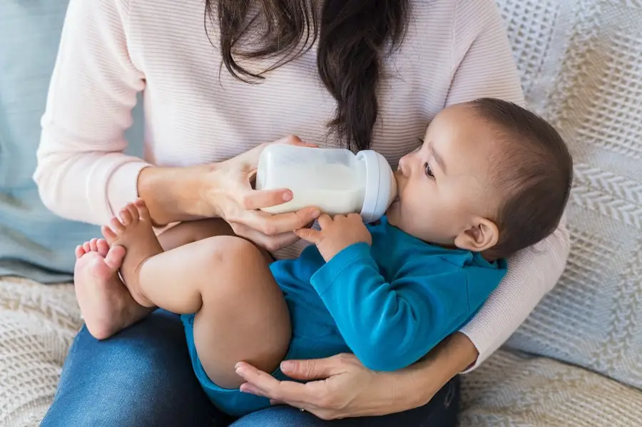 Ibu dan bayi dengan botol susu