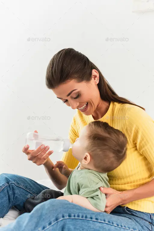 Ibu sedang memegang botol susu bayi