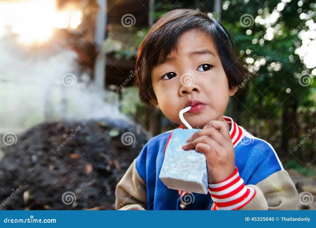 Anak minum susu dari gelas