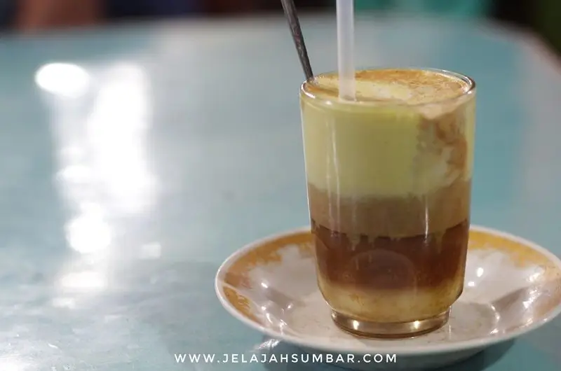 Orang-orang menikmati teh susu telur