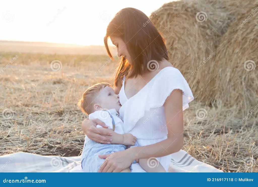 Ibu dan bayi yang bahagia saat menyusui.