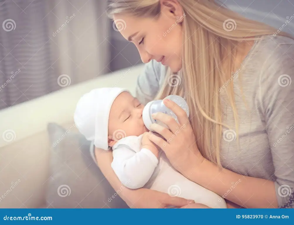 Gambar ibu dan bayi yang bahagia saat menyusui