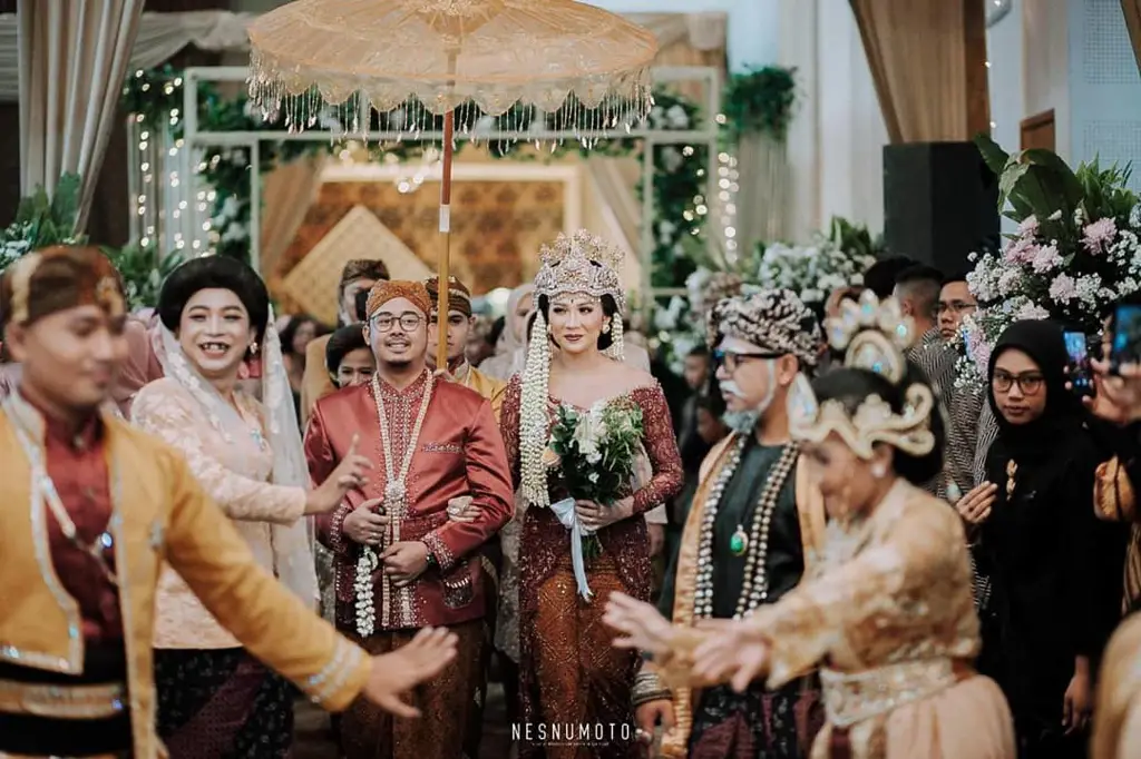 Foto candid pasangan pengantin Sunda dengan hijab