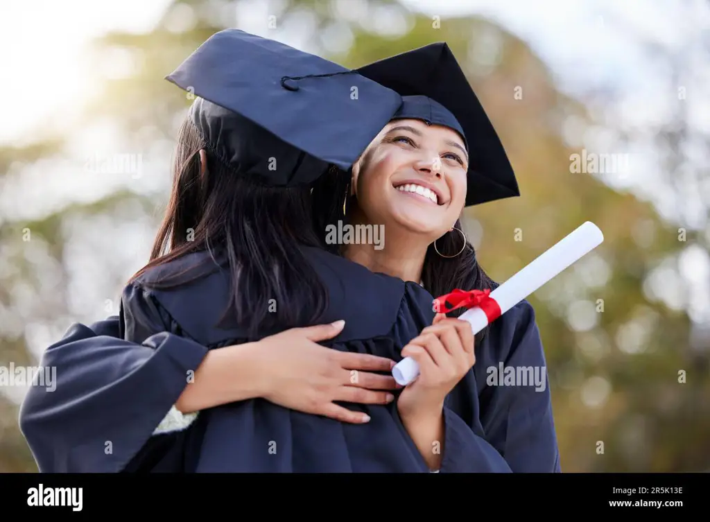 Teman-teman berpelukan dan saling mengucapkan selamat di hari wisuda