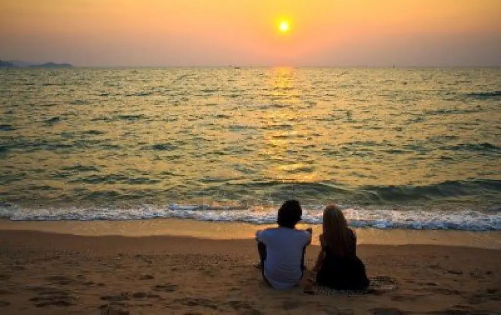 Pasangan sedang bermesraan di pantai