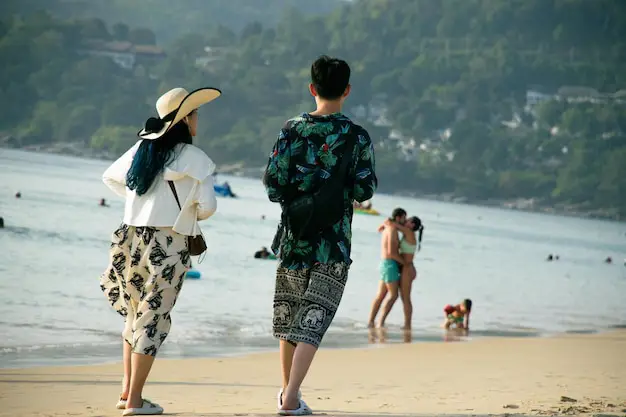 Pasangan berjalan di pantai Jepang