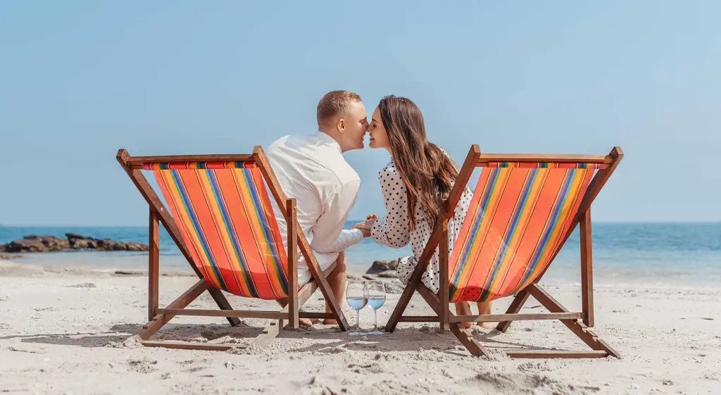 Pasangan romantis berlibur di pantai