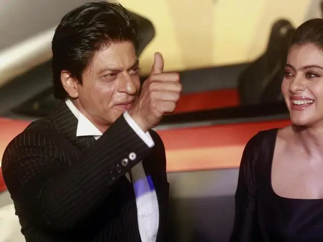 Shah Rukh Khan dan Kajol dalam adegan film Dilwale