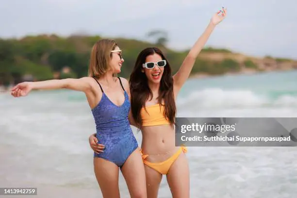 Pasangan berciuman mengenakan swimsuit