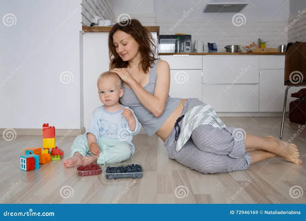 Ibu dan bayi makan bersama