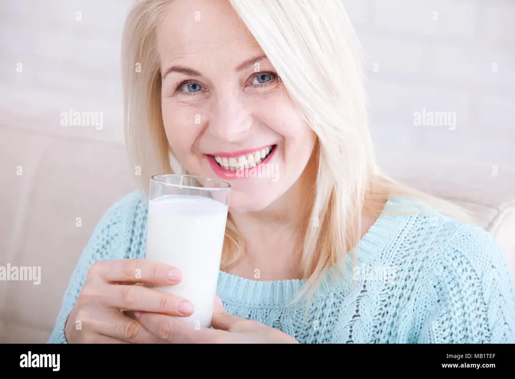 Orang dewasa bahagia minum susu