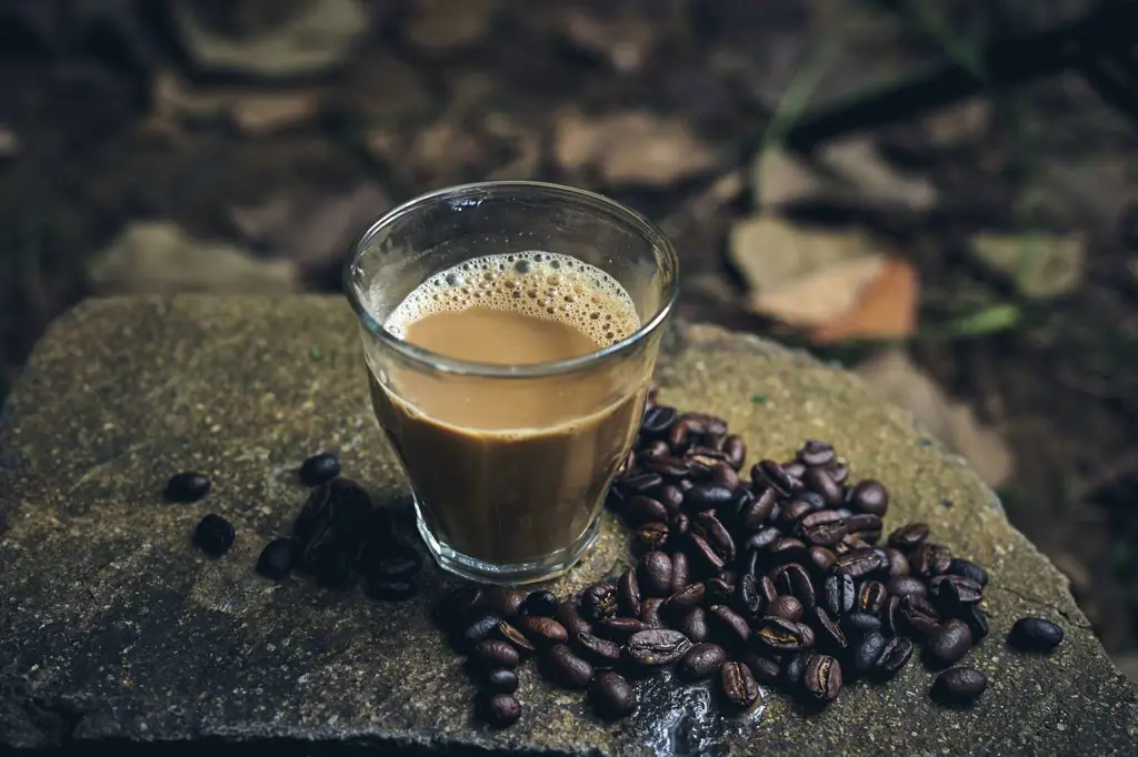 Kopi susu tradisional yang disajikan dalam gelas