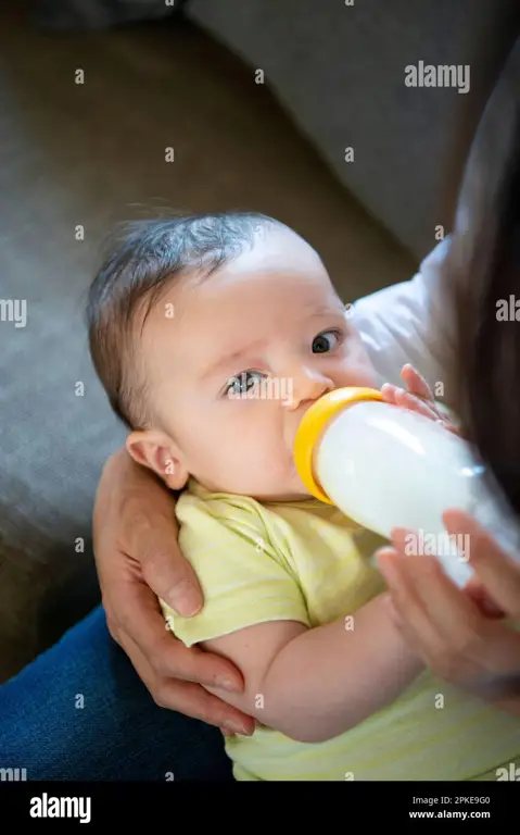 Bayi sedang minum susu Dancow