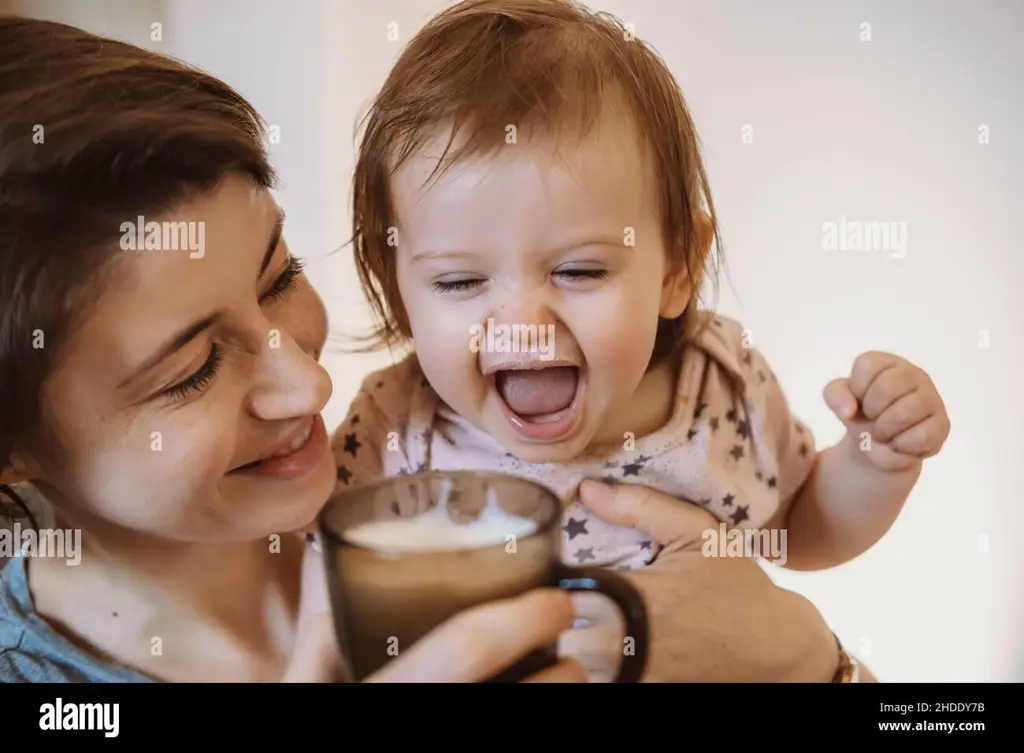 Bayi sehat dan bahagia minum susu