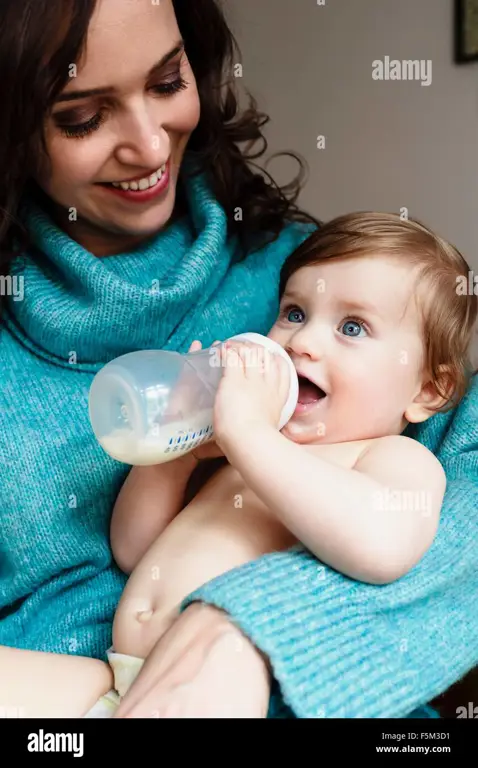 Bayi sedang minum susu SGM 6-12