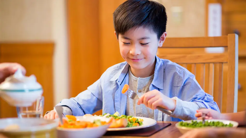 Anak yang gembira makan makanan sehat