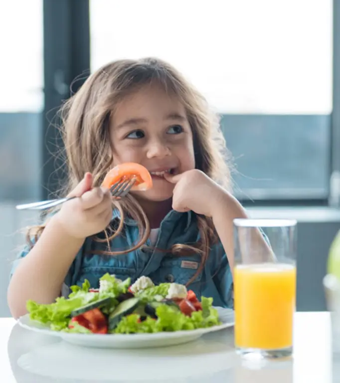 Anak sehat makan dengan lahap