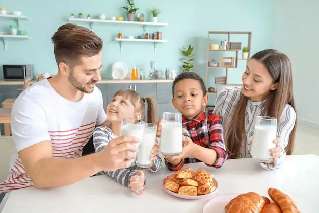 Keluarga bahagia menikmati susu Chil Kids