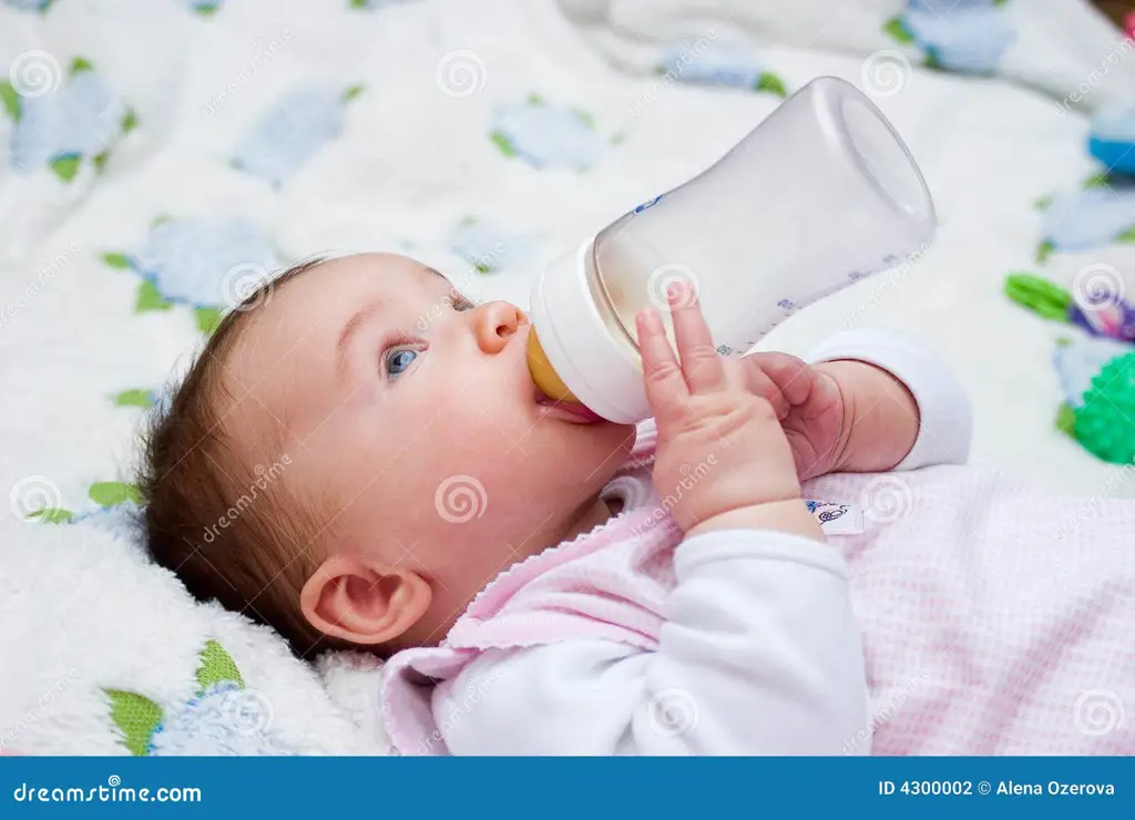 Bayi sedang minum susu