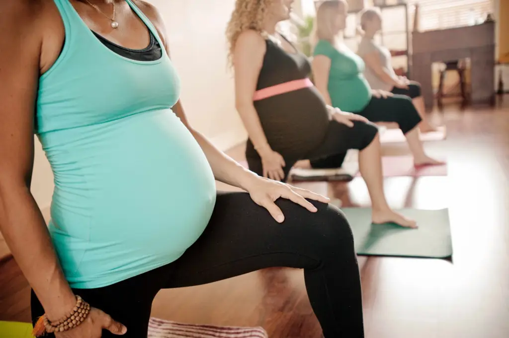 Gambar ibu hamil sedang melakukan yoga prenatal