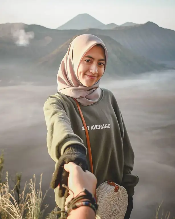 Wanita berhijab dengan outfit casual saat mendaki Bromo