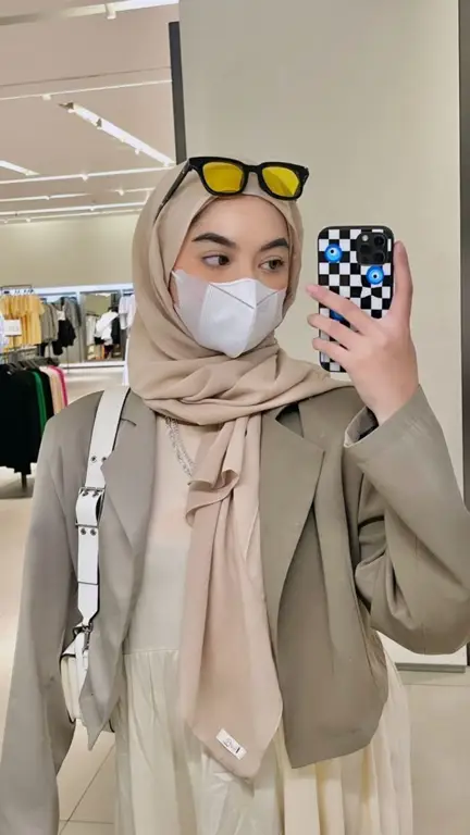 Contoh OOTD hijab kasual di depan cermin