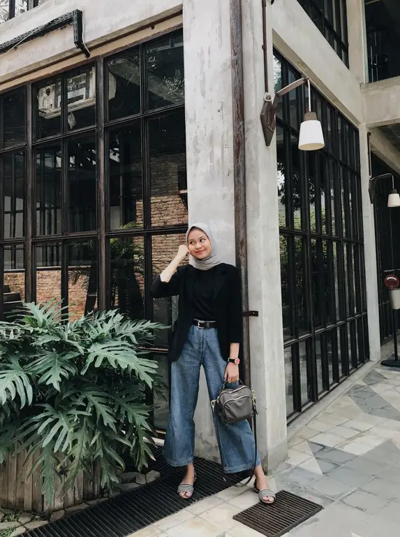 Gaya Hijab Kasual dengan Blazer dan Celana Jeans