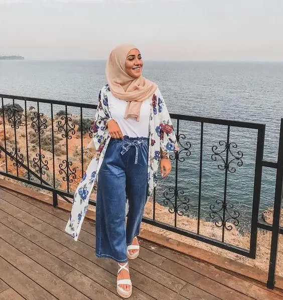 Kombinasi warna-warna cerah untuk OOTD Hijab Pantai Kulot