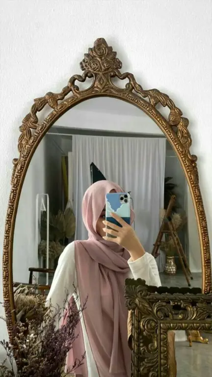 Contoh OOTD hijab stylish di depan cermin