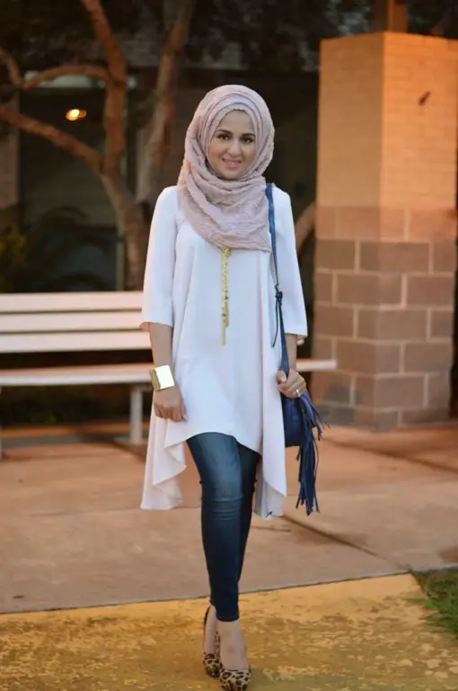 Oufit hijab dan celana jeans stylish untuk pesta