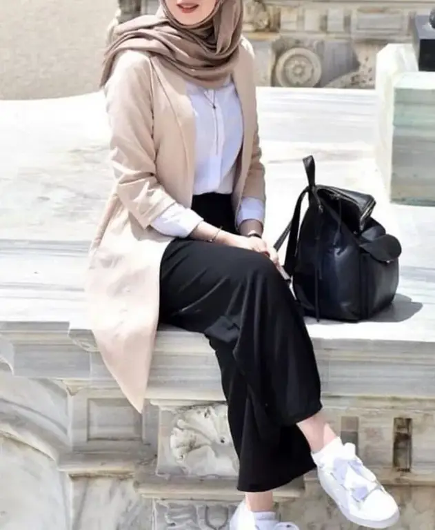 Contoh outfit blazer hijab kasual