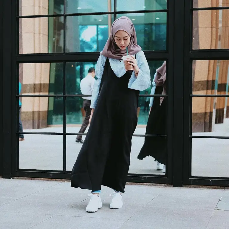 Contoh outfit hijab kasual yang simpel dan modis