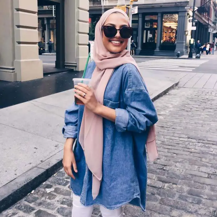 Contoh outfit kasual nonton bioskop hijab: kaos oversized, celana jeans, dan hijab segi empat