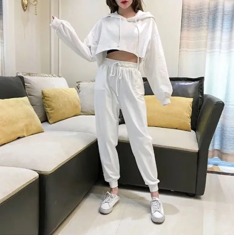 Ootd olahraga wanita Korea dengan legging dan atasan yang stylish