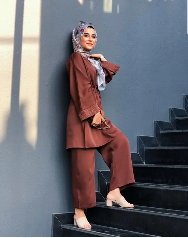 Fashion hijab dengan celana cargo dan luaran