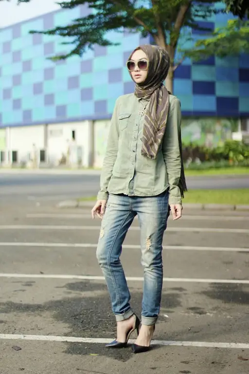 Contoh OOTD Hijab Simple Jeans