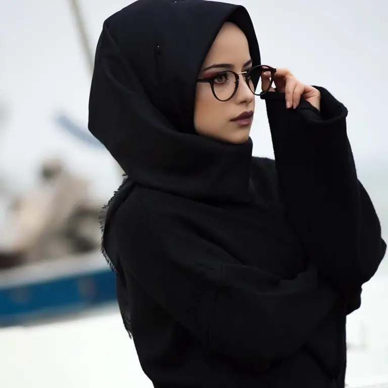 Kombinasi berbagai model hijab dan kacamata